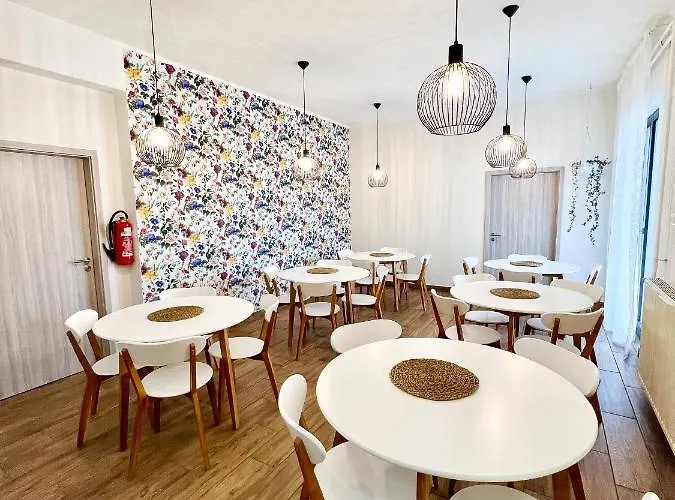 Hop House Garni Hotel 3*